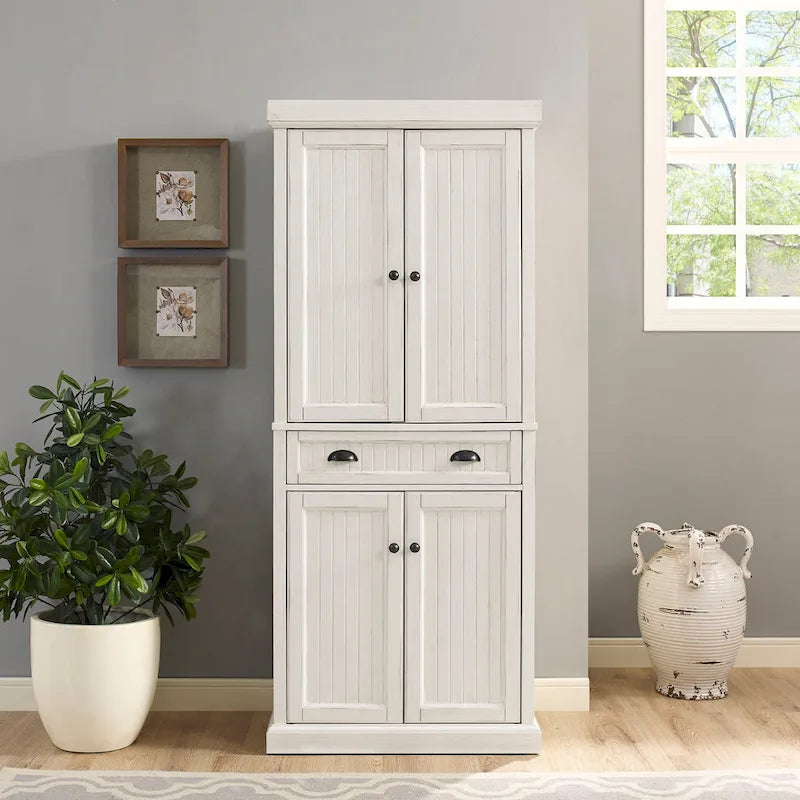 Shabby-Chic-Küchenschrank mit Perlenpaneelen