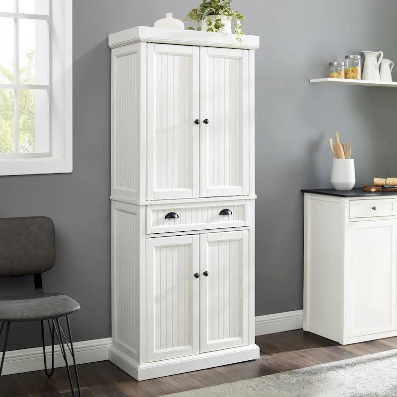 Shabby-Chic-Küchenschrank mit Perlenpaneelen