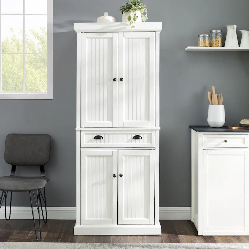 Shabby-Chic-Küchenschrank mit Perlenpaneelen