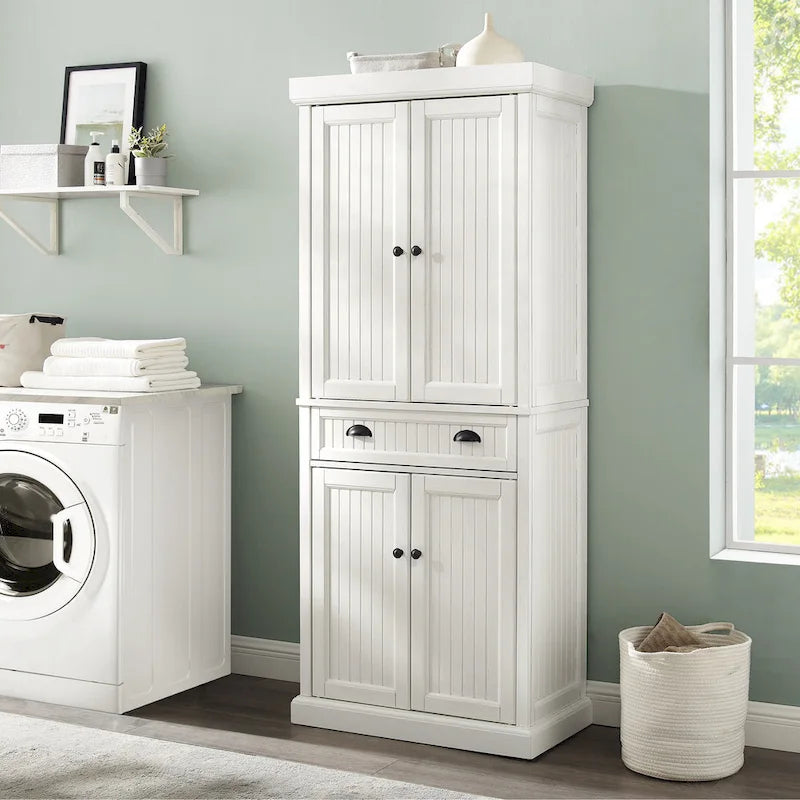 Shabby-Chic-Küchenschrank mit Perlenpaneelen