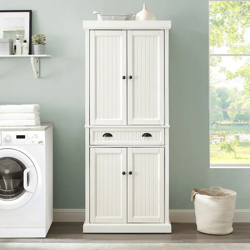 Shabby-Chic-Küchenschrank mit Perlenpaneelen