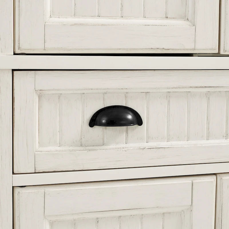 Shabby-Chic-Küchenschrank mit Perlenpaneelen